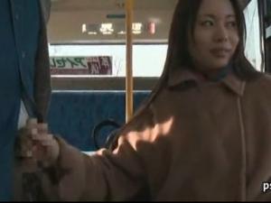 手コキ 逆痴漢 痴女