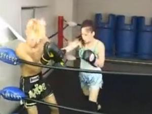 女子キックボクサーが男をボコボコにする格闘プレイ!
