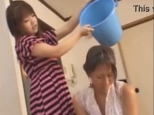 痴女は気にいらない女にはバケツで水をぶっかける!