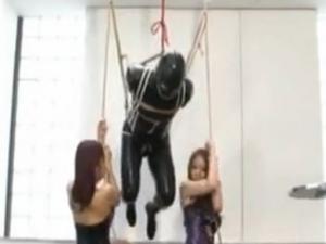ボンデージ女王様たちが変態M男を吊し上げるSMプレイ!