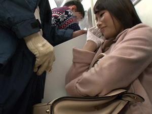 不自然に勃起チ〇ポを目の前に魅せつけられた痴女OLは手袋手コキをする!